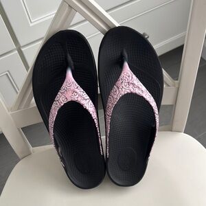 🌴OOFOS Pink, Black and White Sandals🌴